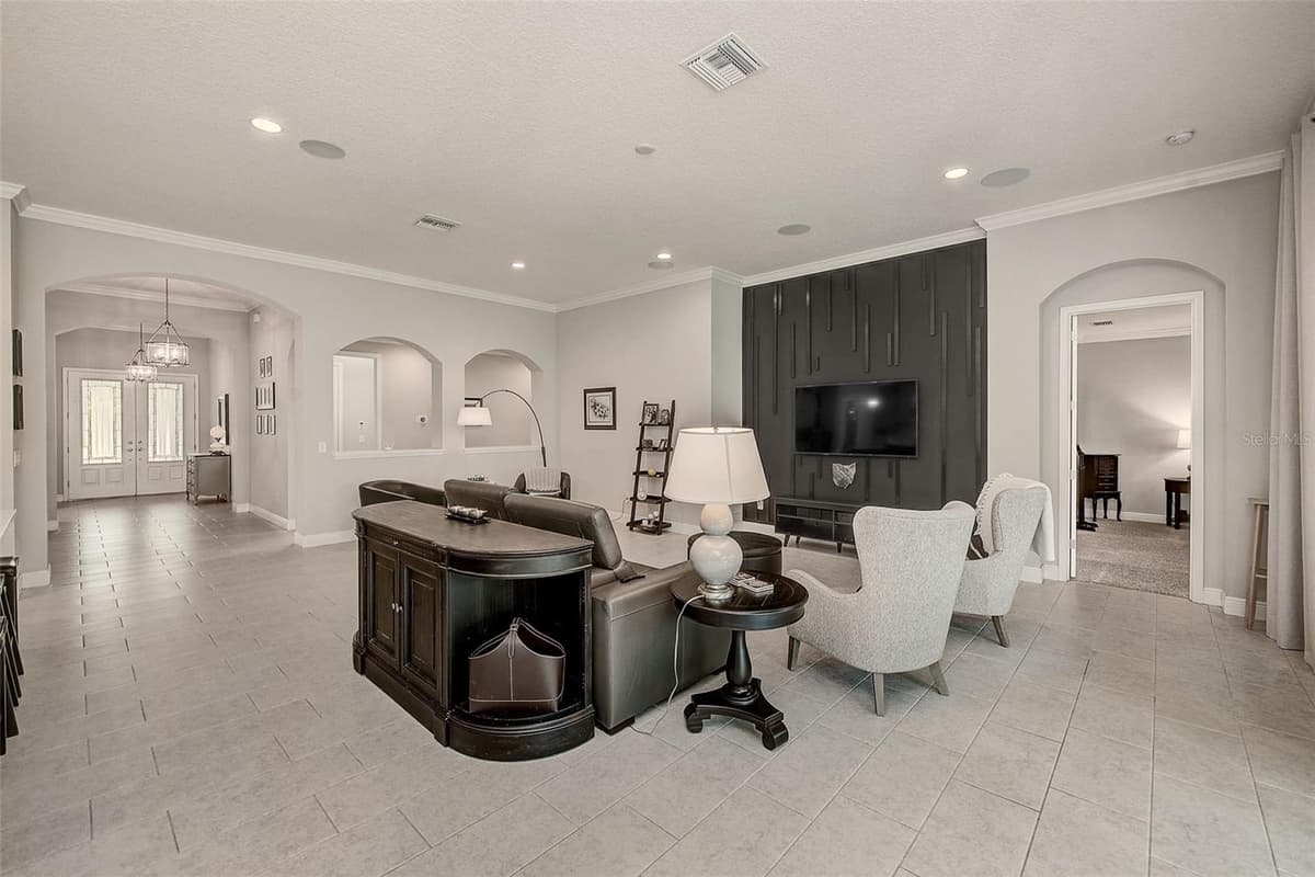 6916 NEOPOLITAN COURT — photo 5 of 53