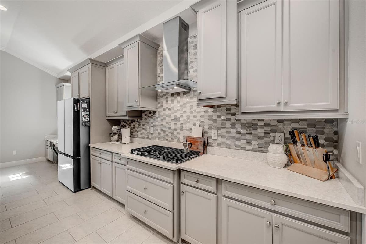 6916 NEOPOLITAN COURT — photo 15 of 53