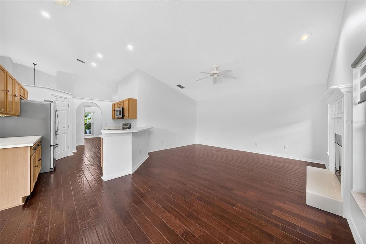 630 RIOMAR AVENUE — photo 8 of 35
