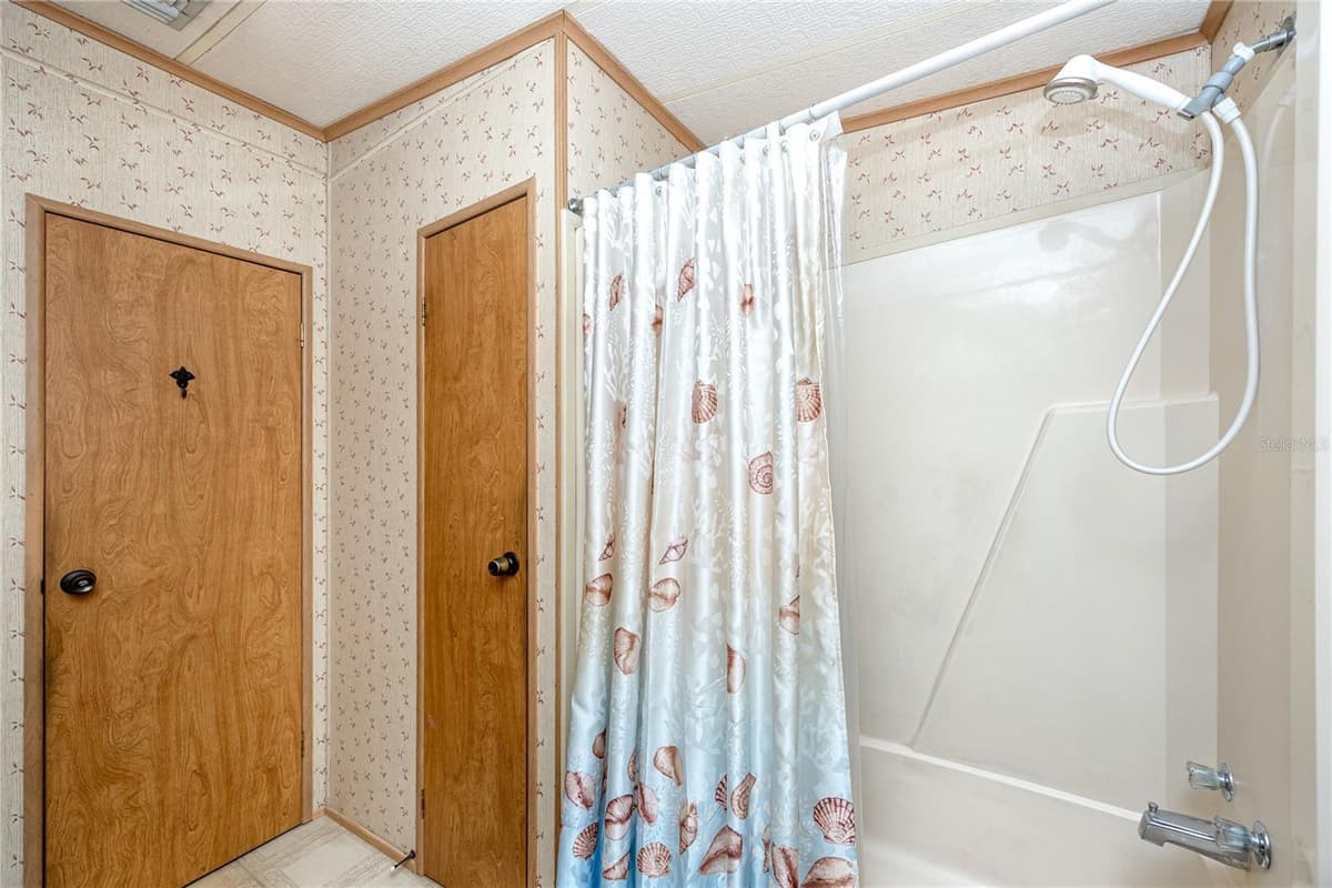 6821 AMERICANA DRIVE — photo 24 of 59