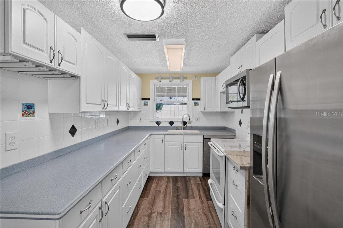524 SPRING AVENUE — photo 17 of 38