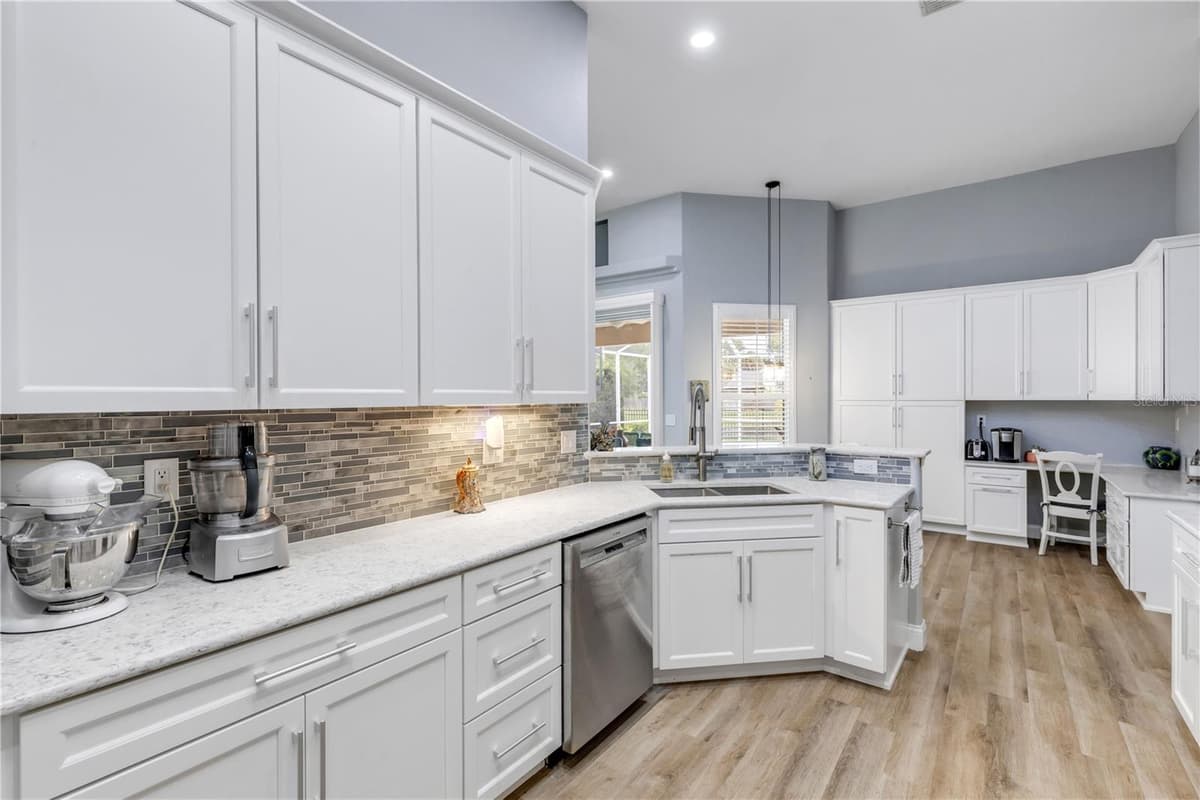 6095 SUMMERLAKE DRIVE — photo 10 of 39