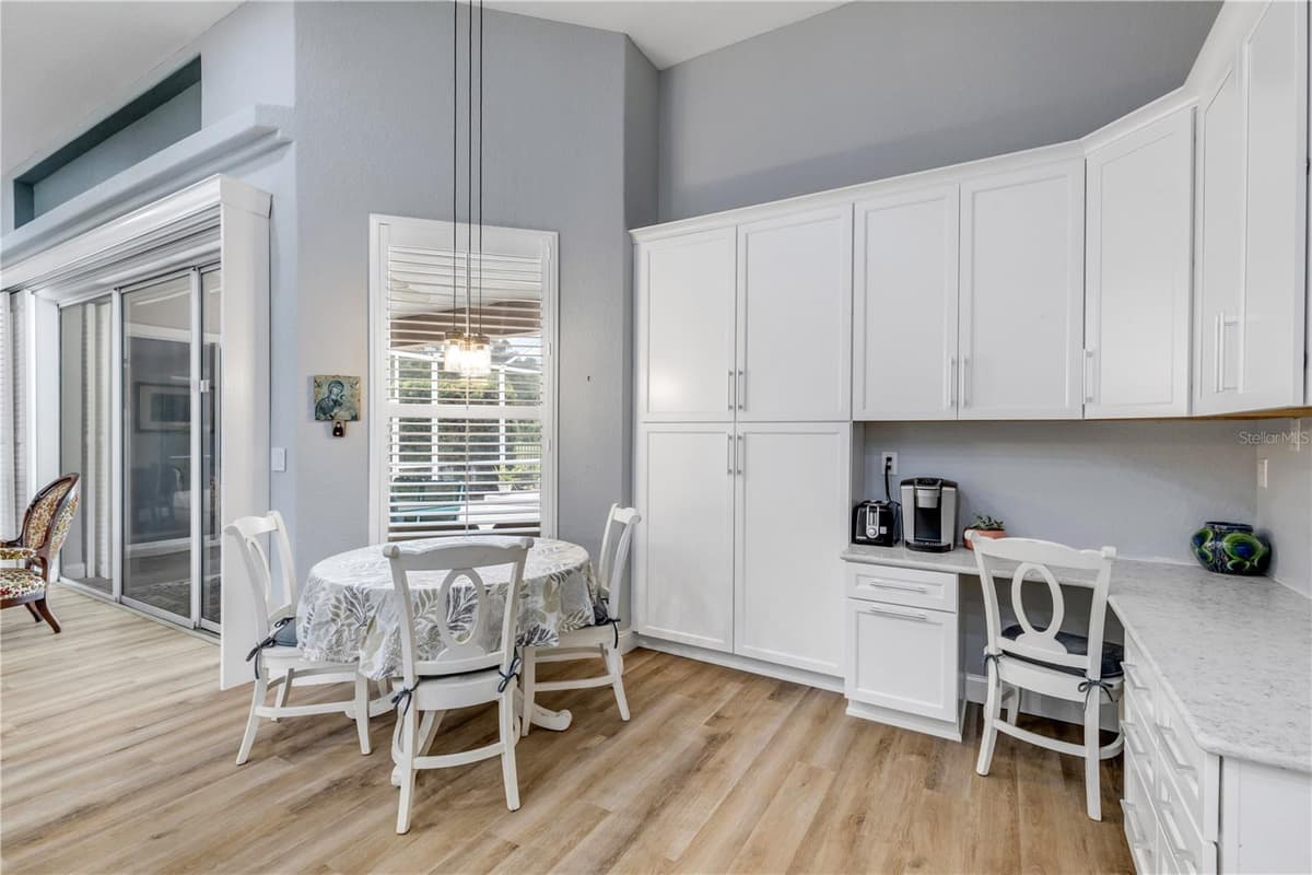 6095 SUMMERLAKE DRIVE — photo 9 of 39