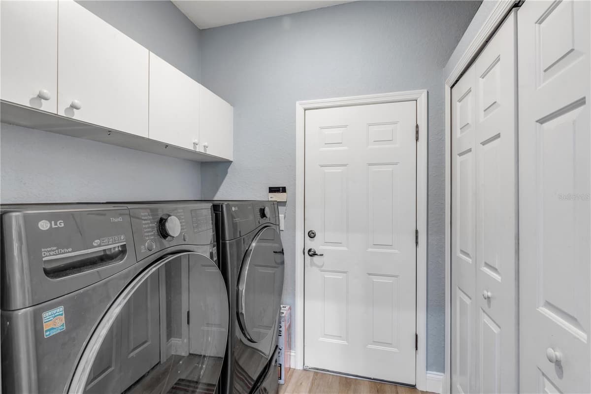 6095 SUMMERLAKE DRIVE — photo 14 of 39
