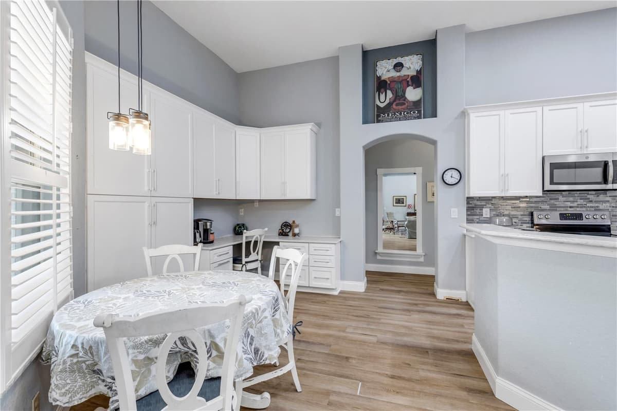 6095 SUMMERLAKE DRIVE — photo 8 of 39