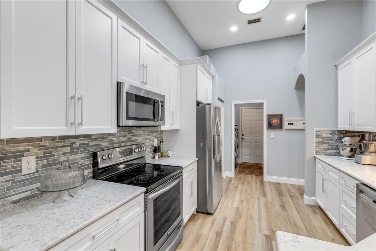 6095 SUMMERLAKE DRIVE — photo 13 of 39