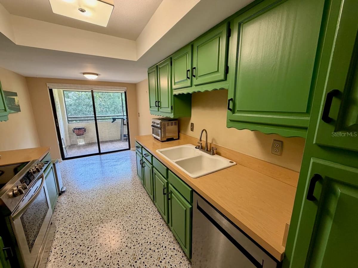 13604 VILLAGE DRIVE — photo 9 of 21