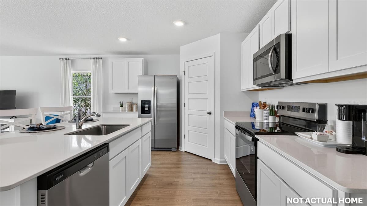 14 ULLMAN COURT — photo 7 of 38
