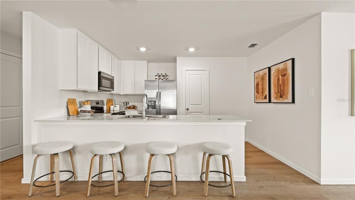502 OAKCREEK LANE — photo 3 of 21