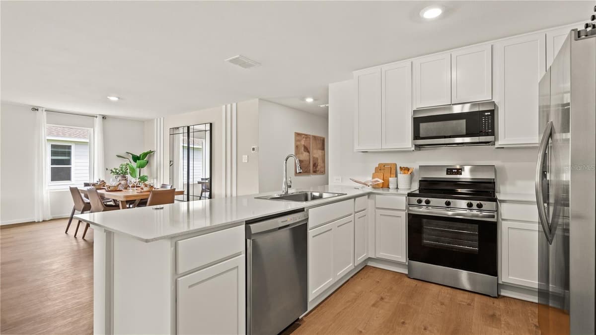 502 OAKCREEK LANE — photo 4 of 21