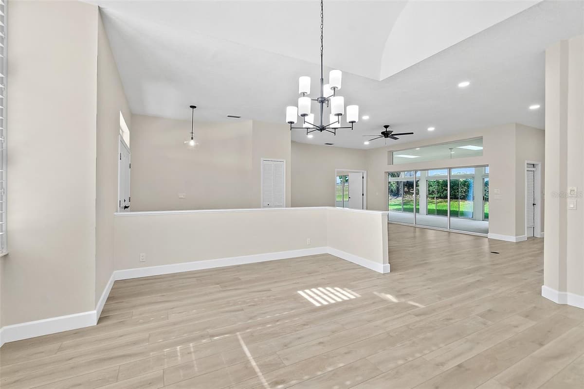 38 KINGSLEY CIRCLE — photo 13 of 56