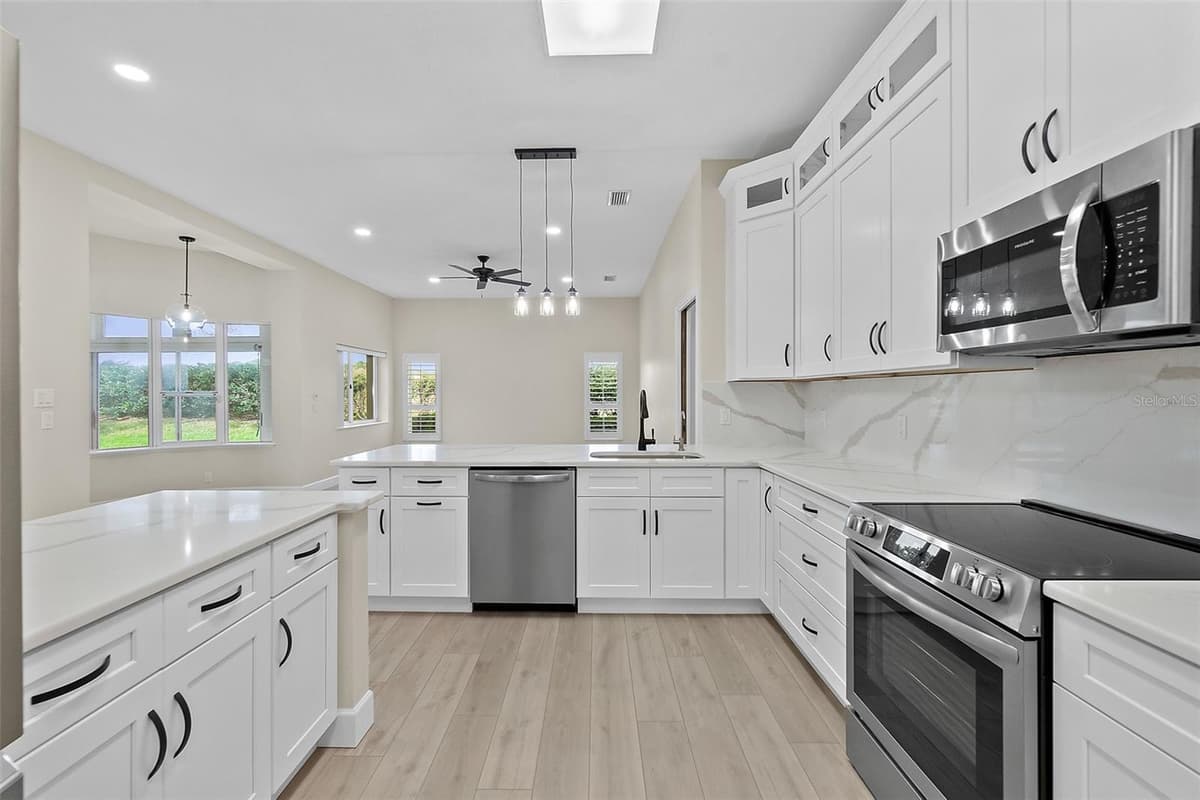 38 KINGSLEY CIRCLE — photo 2 of 56