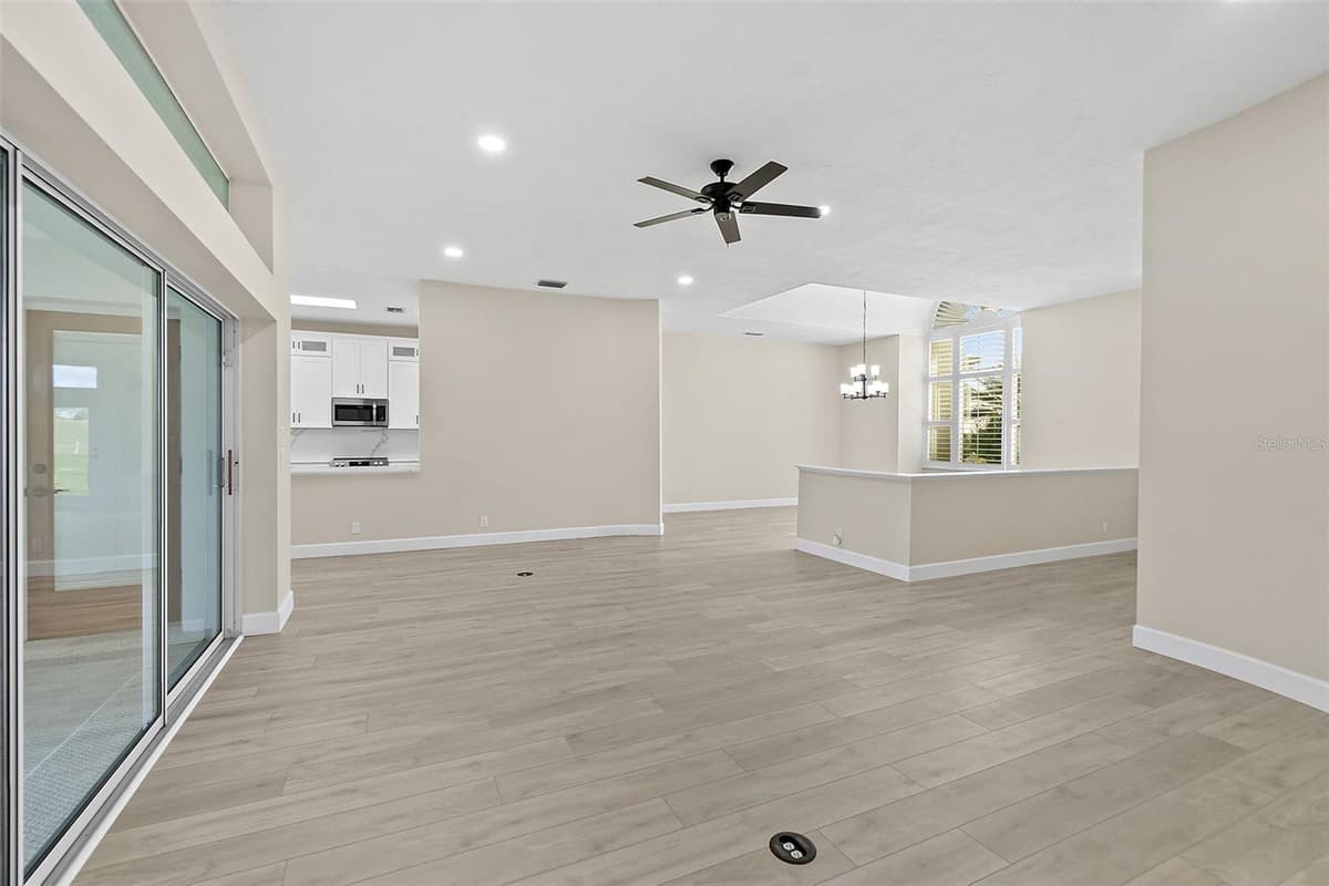 38 KINGSLEY CIRCLE — photo 10 of 56