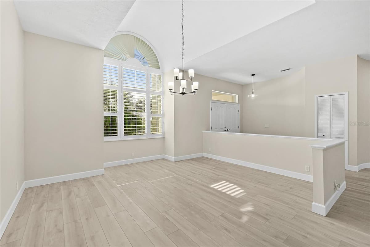 38 KINGSLEY CIRCLE — photo 12 of 56