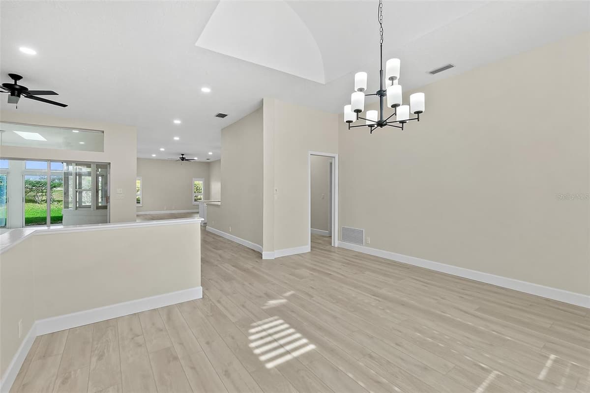 38 KINGSLEY CIRCLE — photo 14 of 56