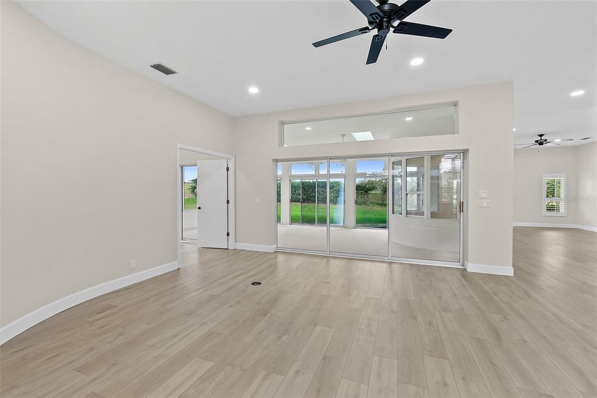 38 KINGSLEY CIRCLE — photo 3 of 56