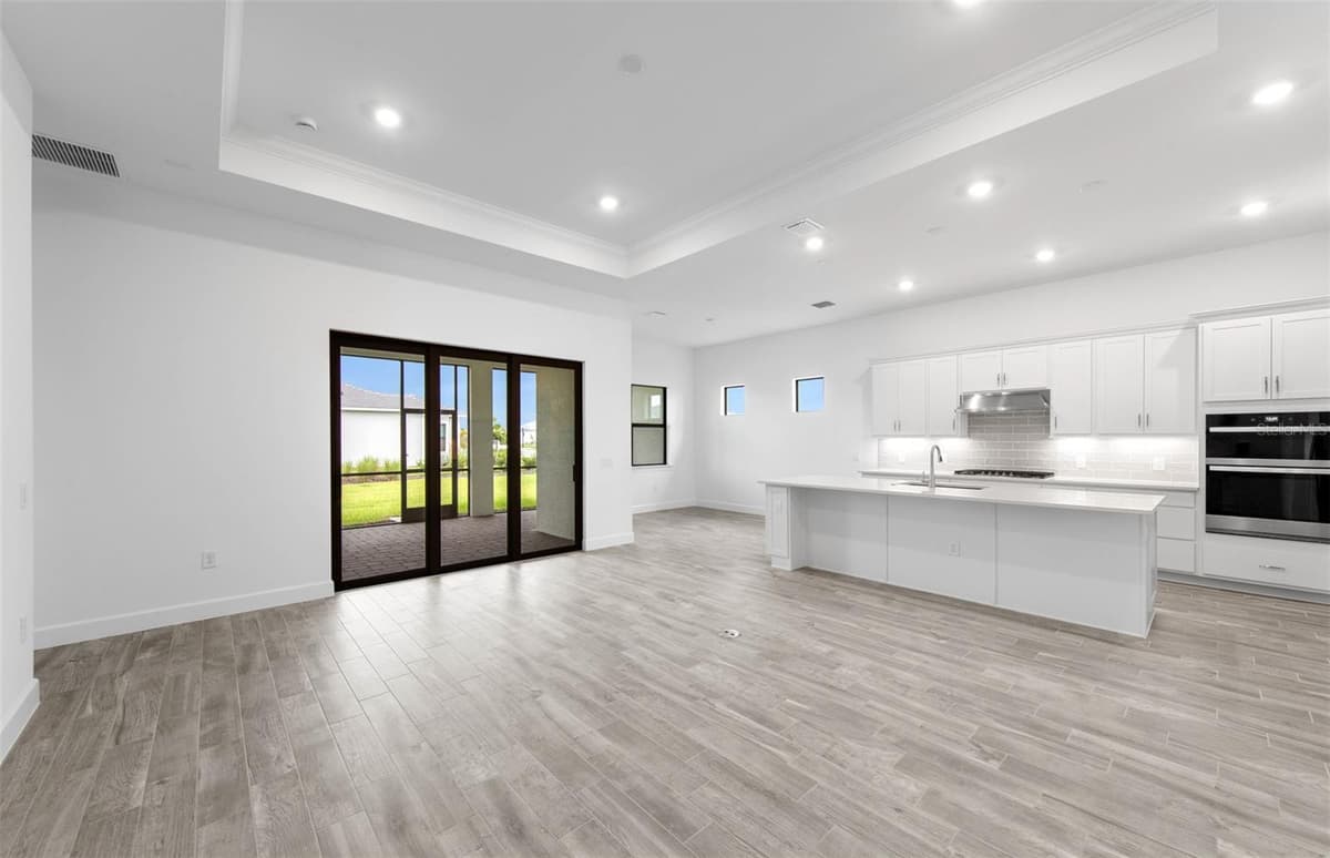 5006 GOLDEN SHORE COURT — photo 10 of 34