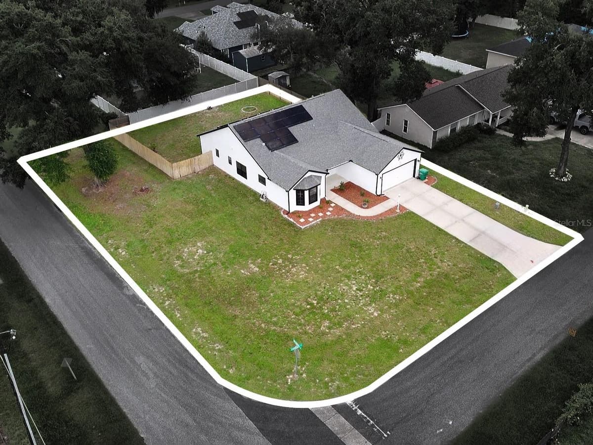 370 CARRIAGE LANE — photo 4 of 37