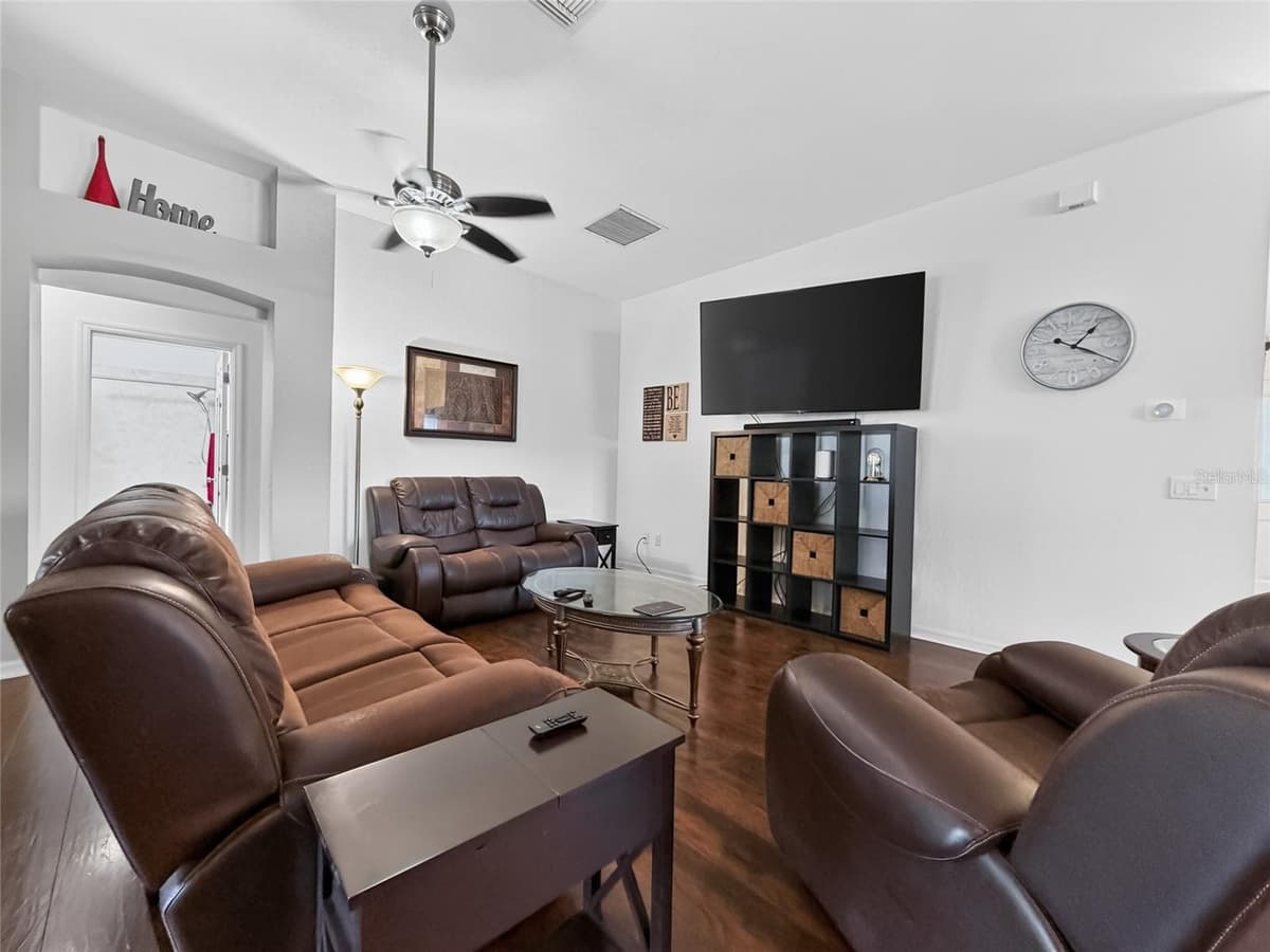 370 CARRIAGE LANE — photo 14 of 37