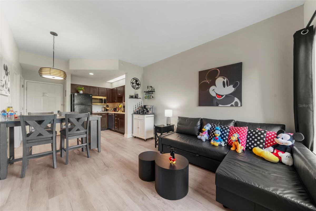 8303 PALM PARKWAY — photo 8 of 23