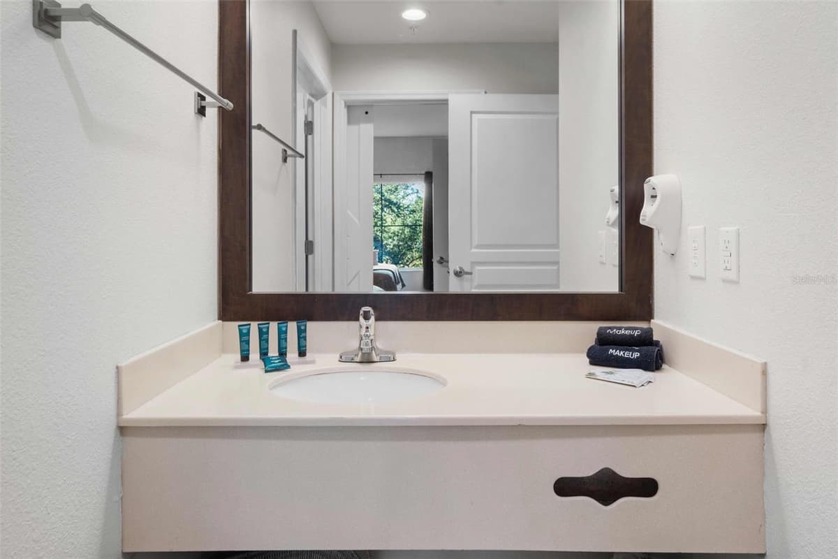 8303 PALM PARKWAY — photo 15 of 23