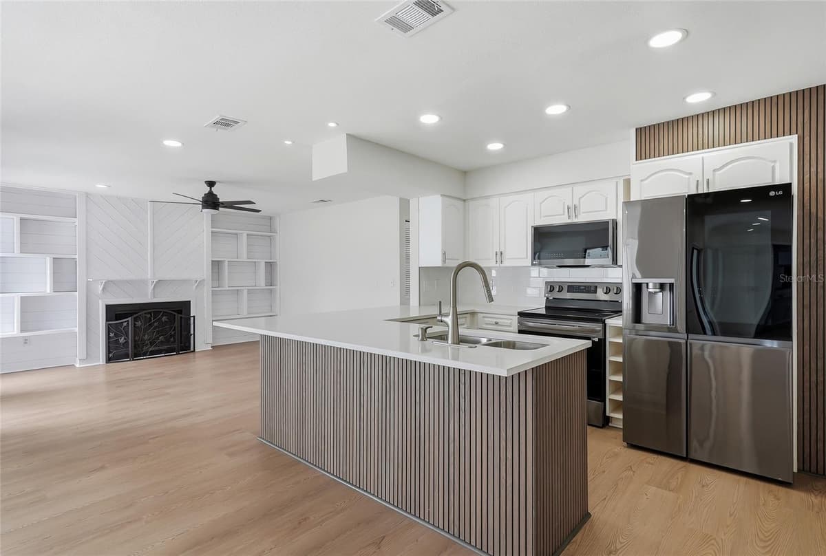 8215 LA SERENA DRIVE — photo 8 of 25