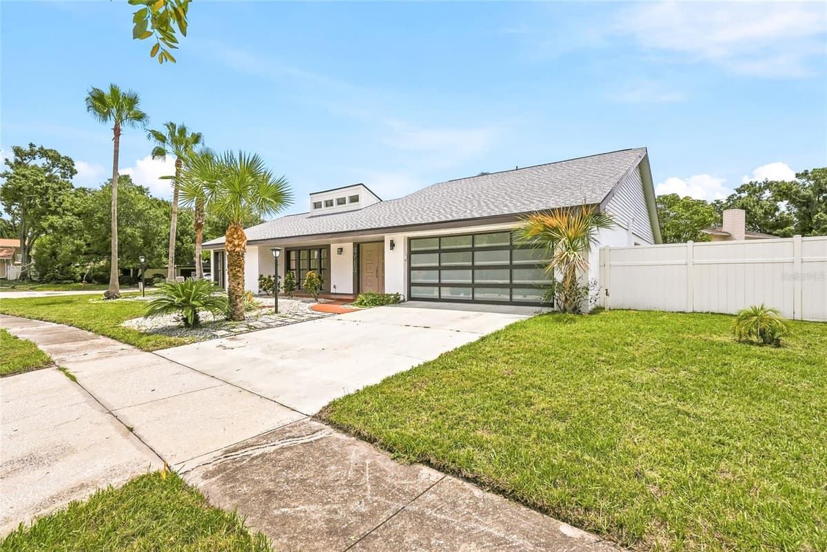 8215 LA SERENA DRIVE — photo 2 of 25