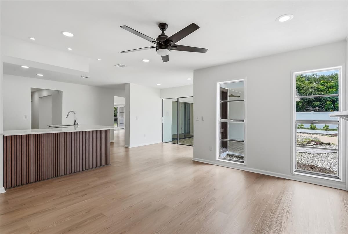 8215 LA SERENA DRIVE — photo 10 of 25