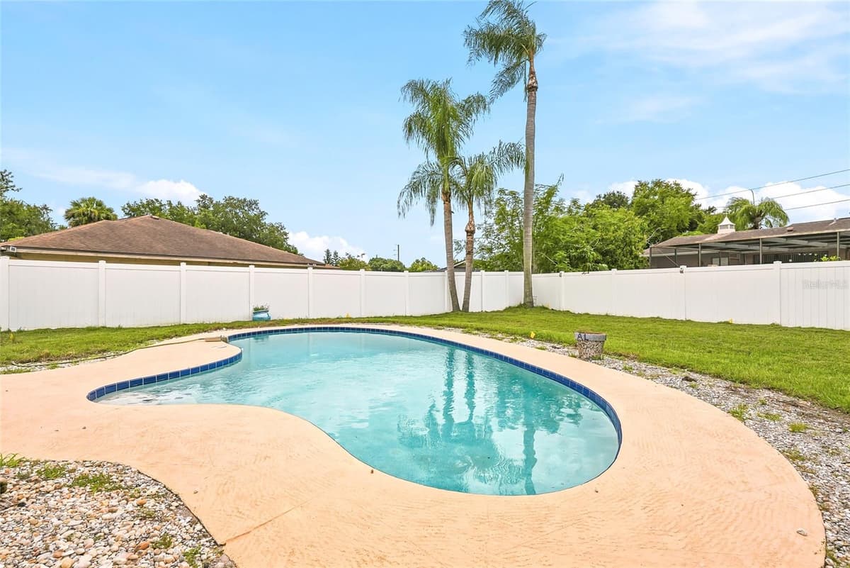 8215 LA SERENA DRIVE — photo 21 of 25