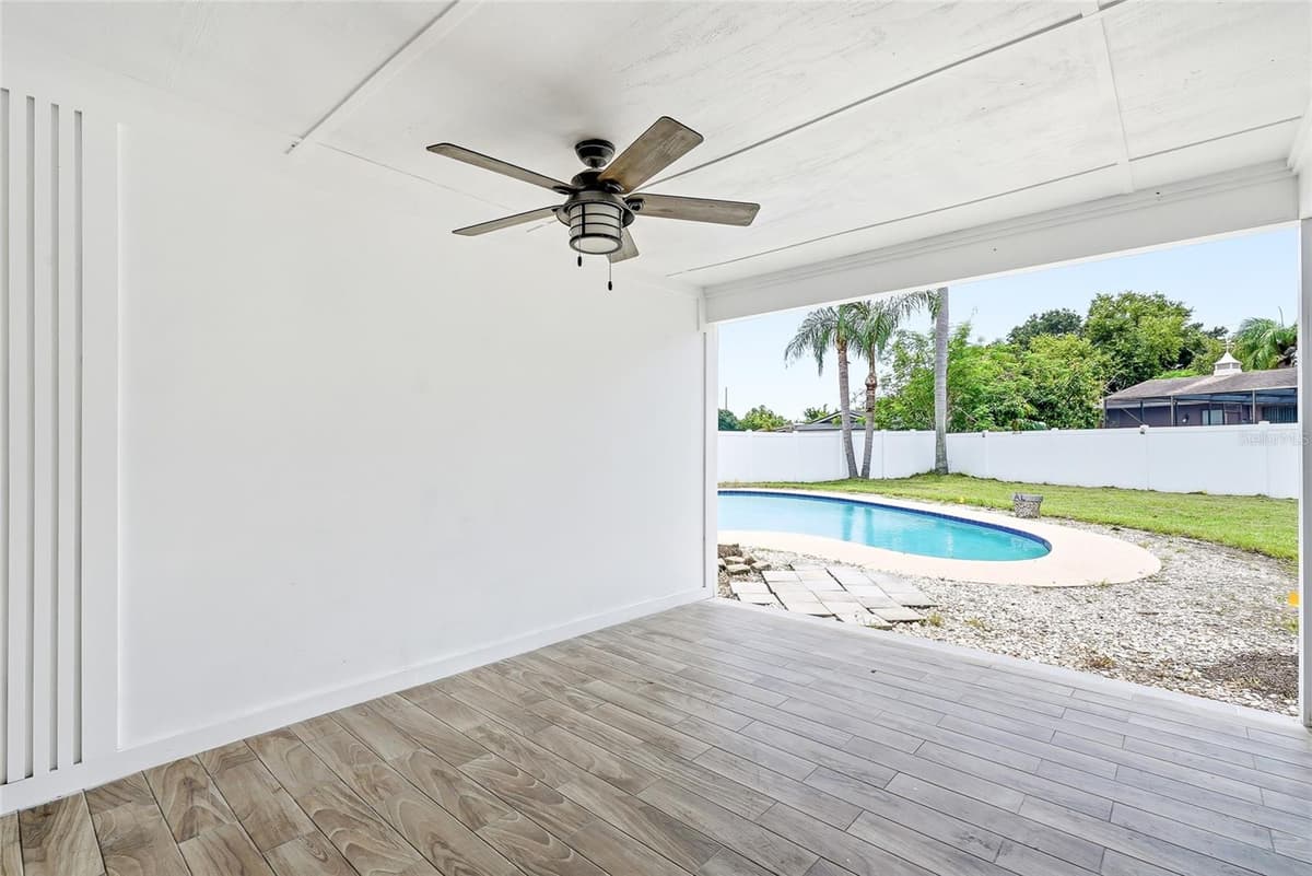 8215 LA SERENA DRIVE — photo 19 of 25