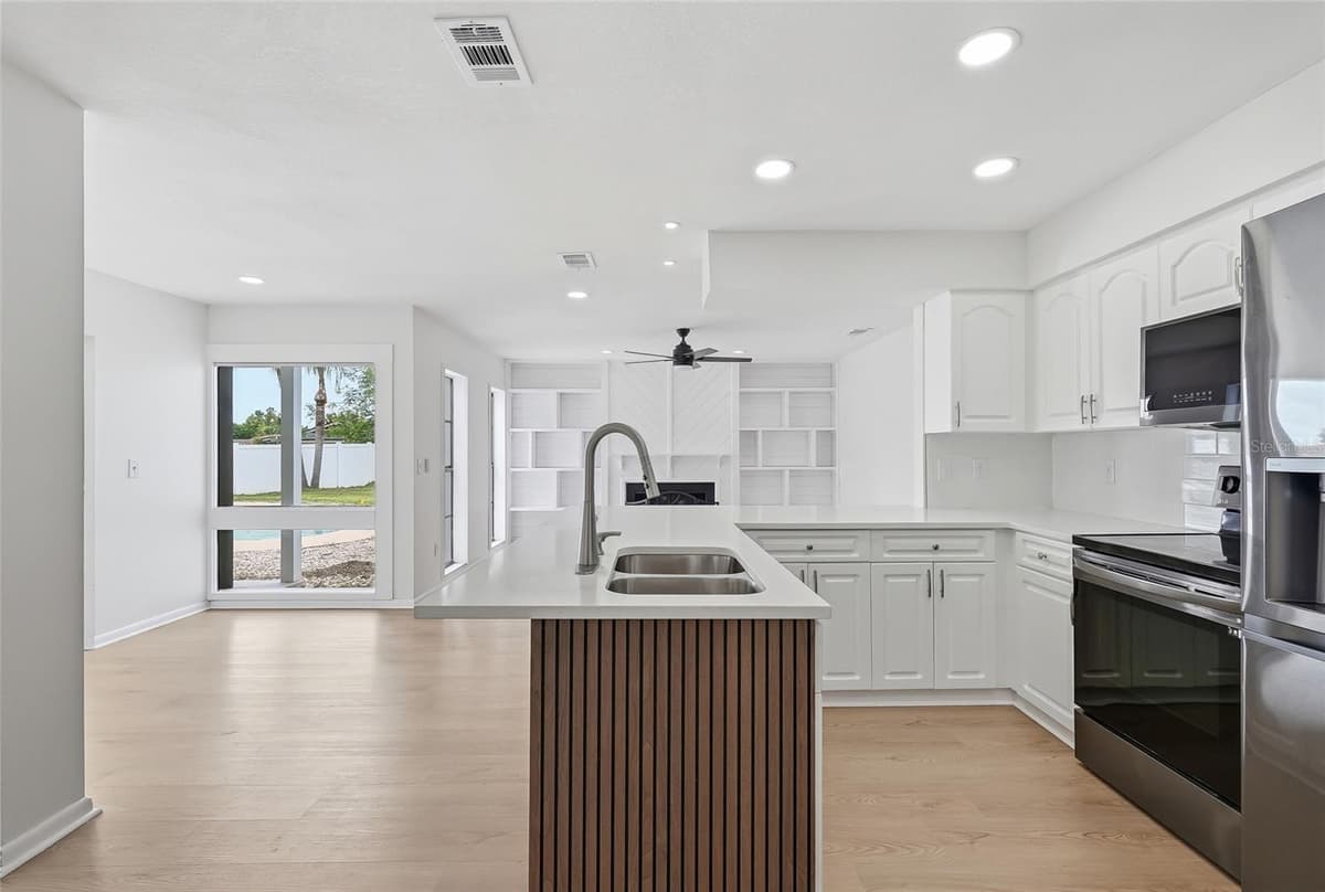 8215 LA SERENA DRIVE — photo 6 of 25