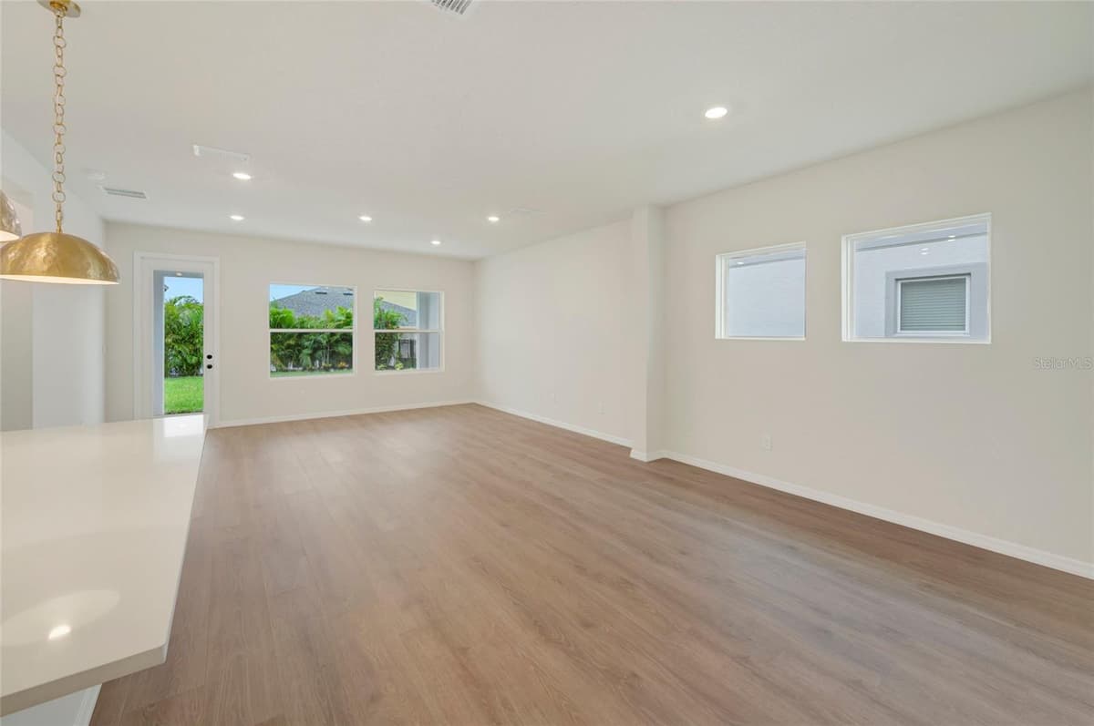 5024 CHAPEL ROW AVENUE — photo 6 of 34