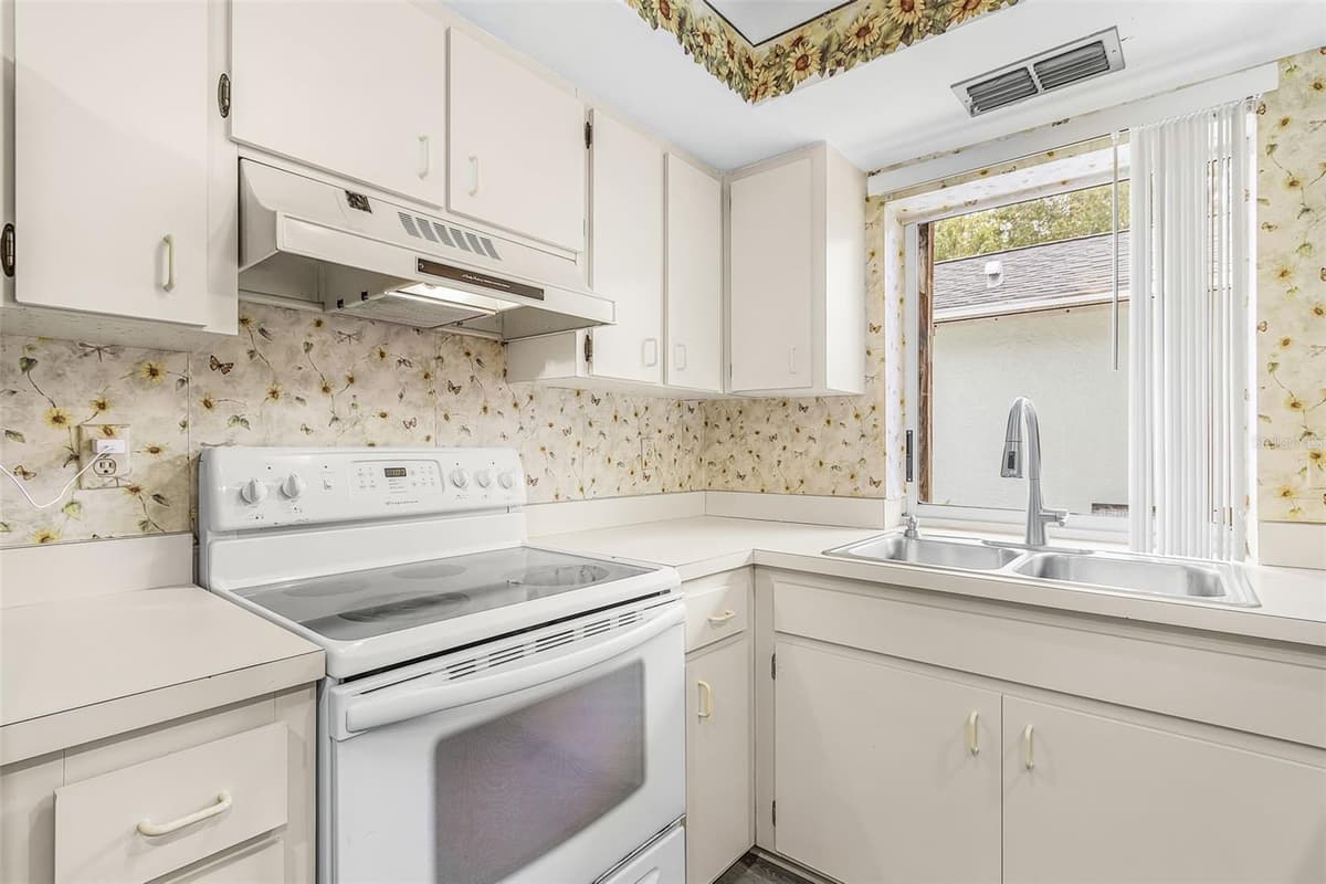 13721 MARKHAM LANE — photo 9 of 25