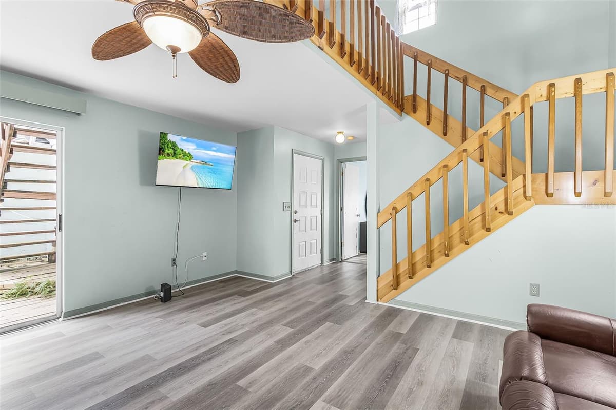 13721 MARKHAM LANE — photo 3 of 25