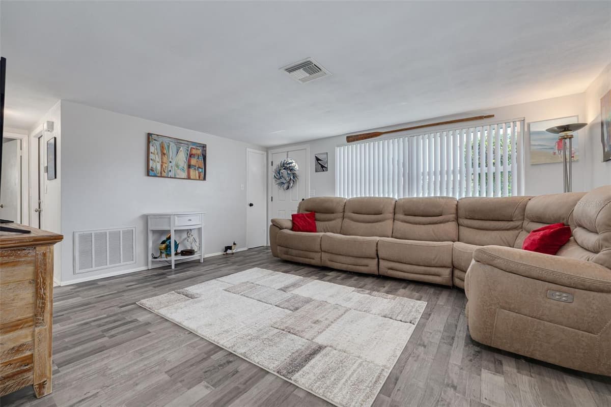 7239 VIENNA LANE — photo 9 of 33