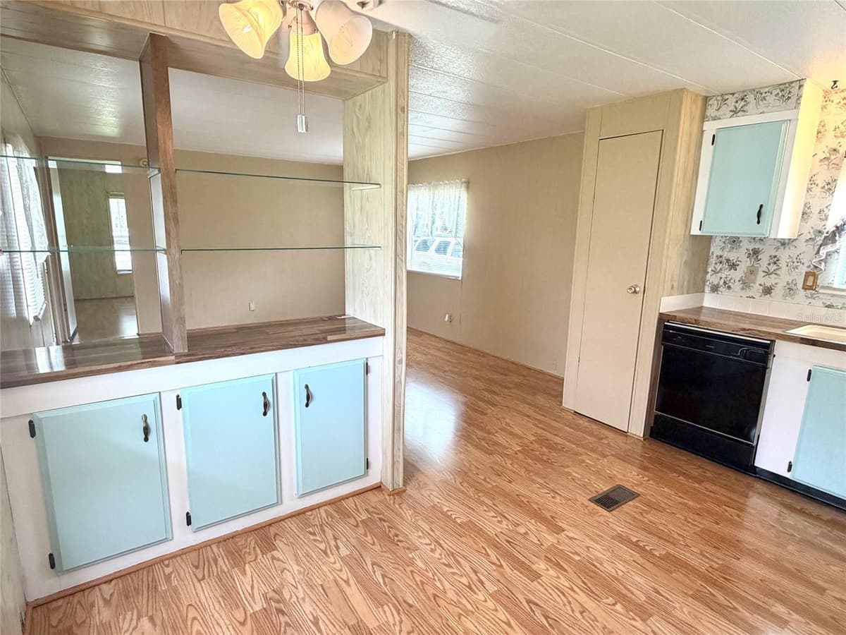 5562 LANSING DRIVE — photo 11 of 18