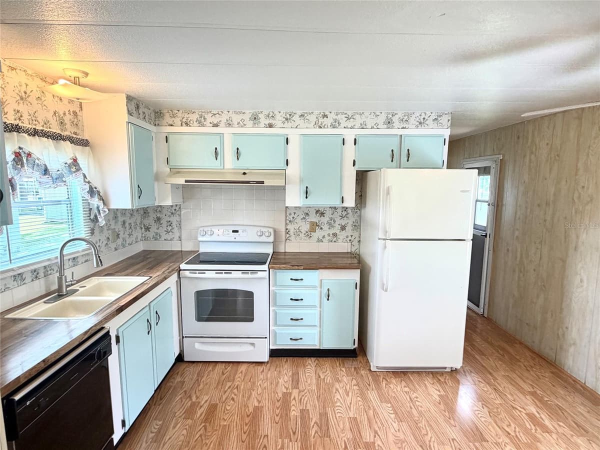 5562 LANSING DRIVE — photo 8 of 18