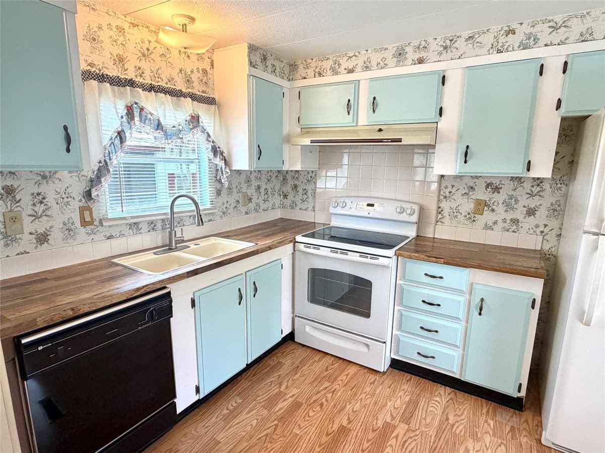 5562 LANSING DRIVE — photo 9 of 18