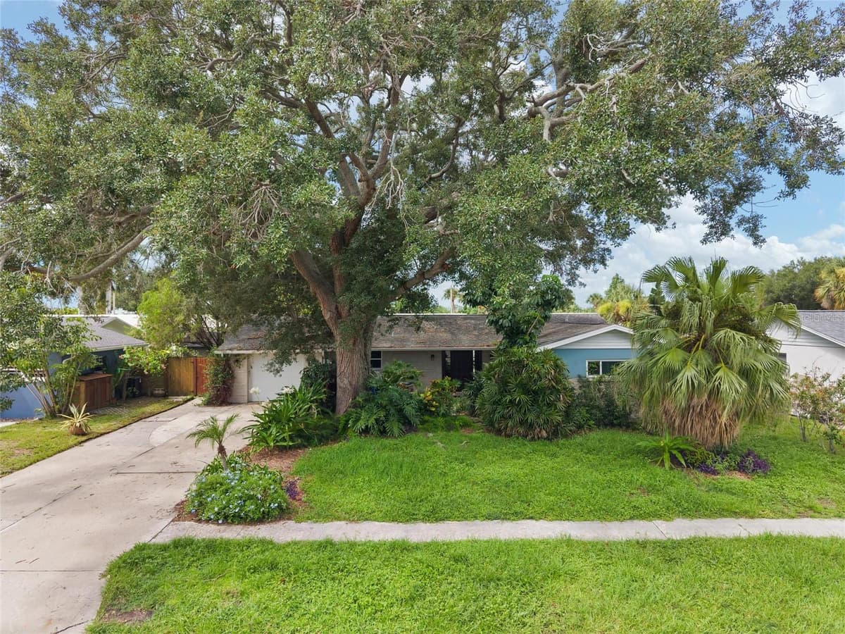 8404 FLAGSTONE DRIVE — photo 4 of 35