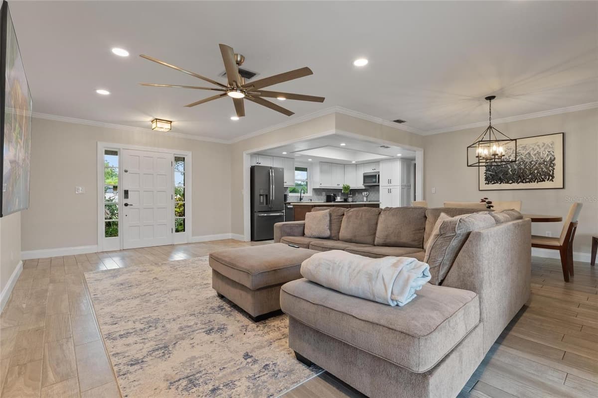 8404 FLAGSTONE DRIVE — photo 8 of 35