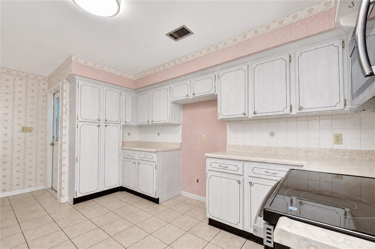 2205 MALIBU DRIVE — photo 11 of 33