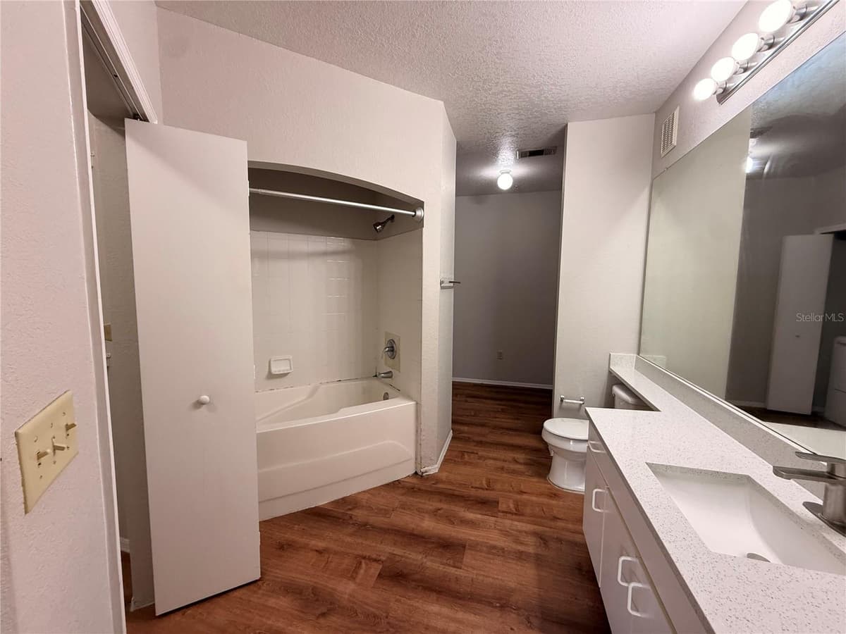 102 VISTA VERDI CIRCLE — photo 23 of 38