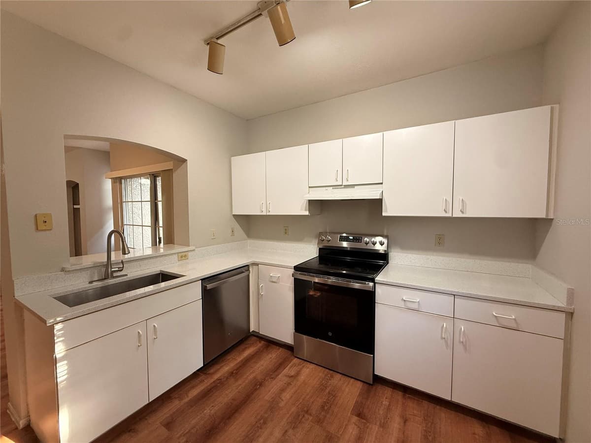 102 VISTA VERDI CIRCLE — photo 10 of 38
