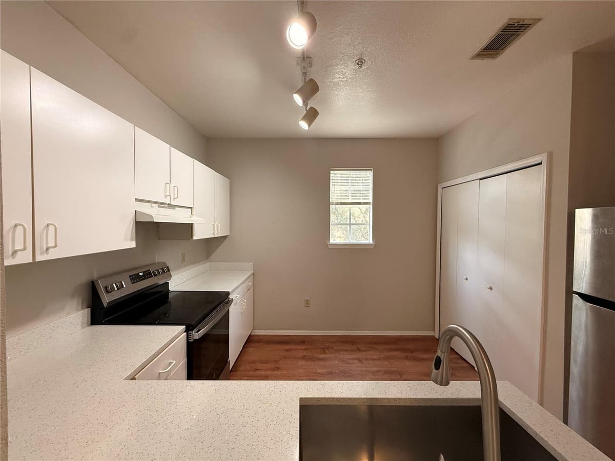 102 VISTA VERDI CIRCLE — photo 13 of 38