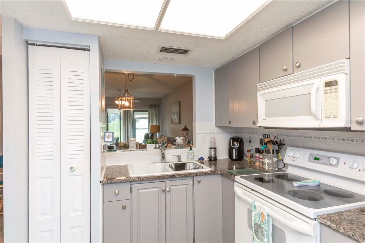 11140 CARRIAGE HILL DRIVE — photo 4 of 43
