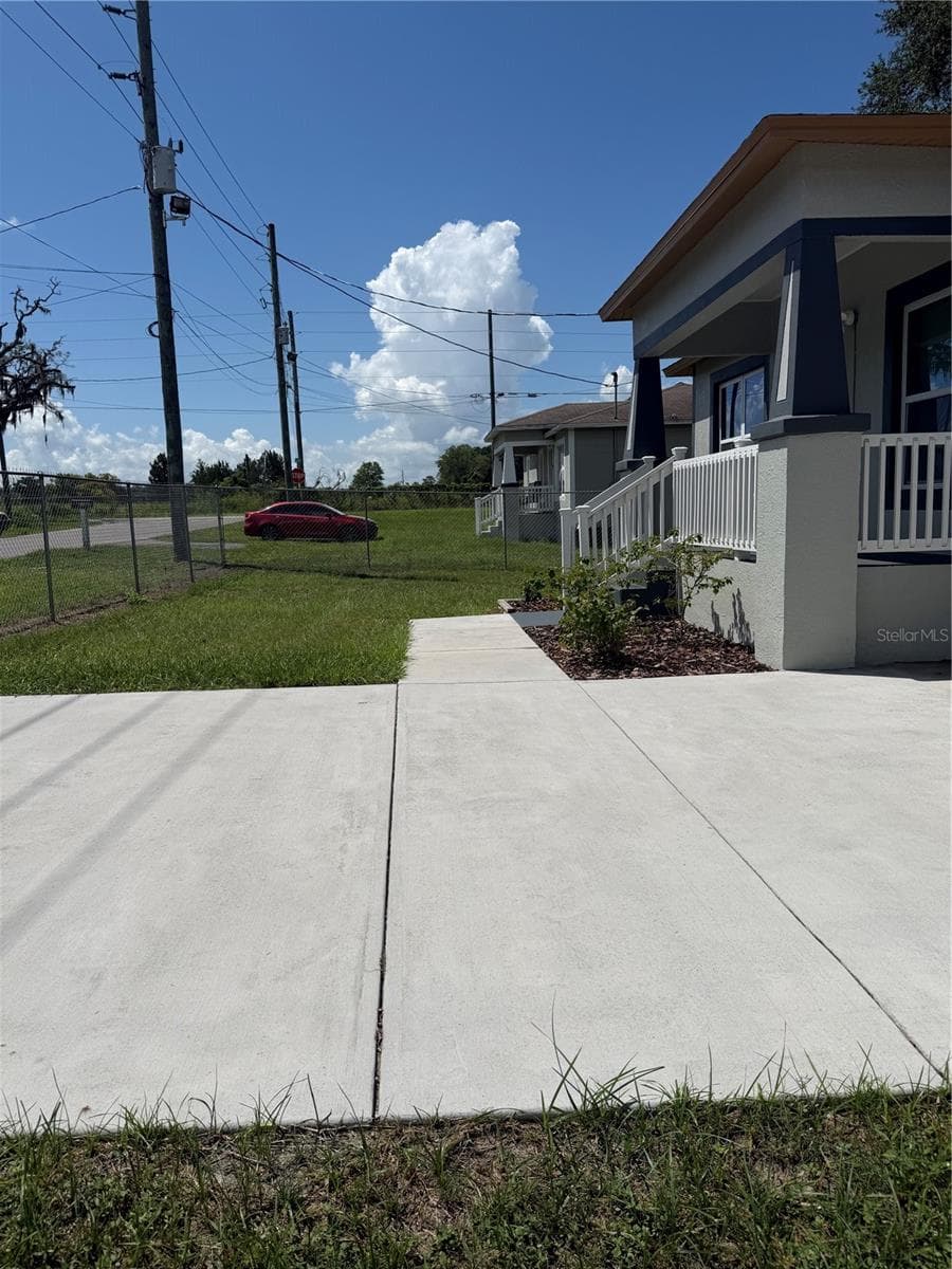 21015 MARKET STREET — photo 2 of 21