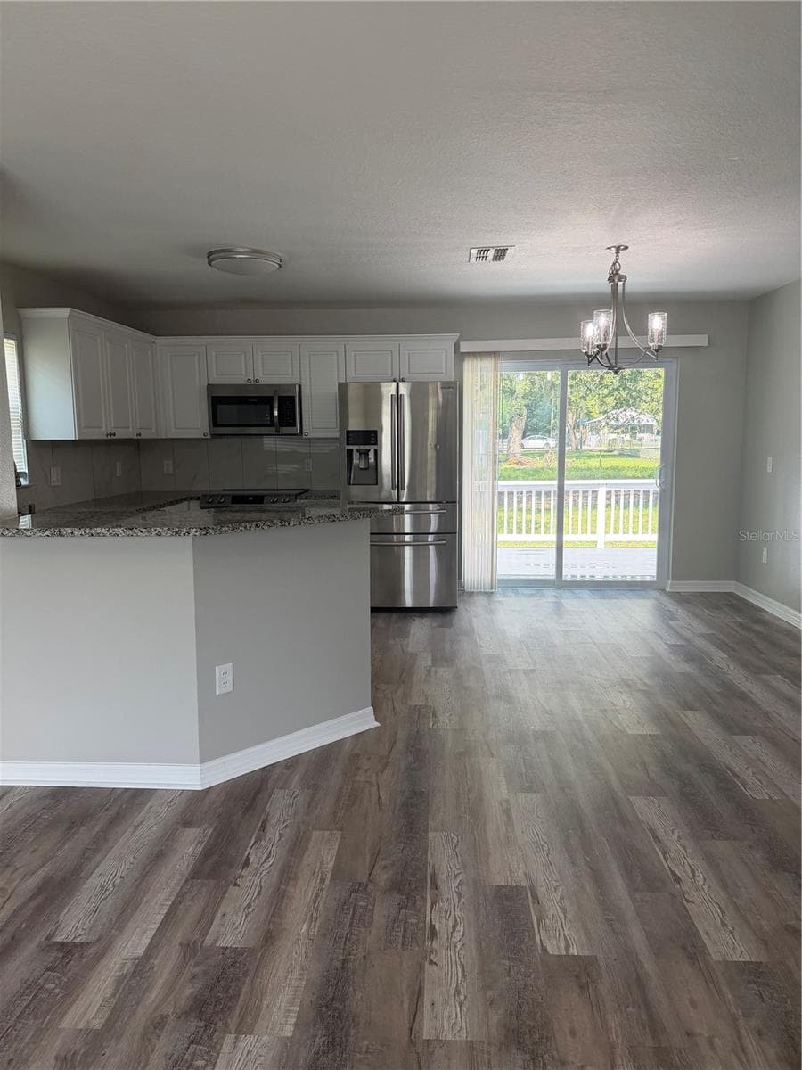 21015 MARKET STREET — photo 10 of 21
