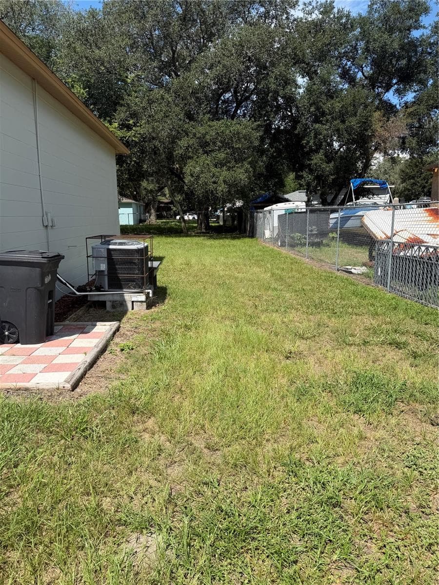 21015 MARKET STREET — photo 3 of 21