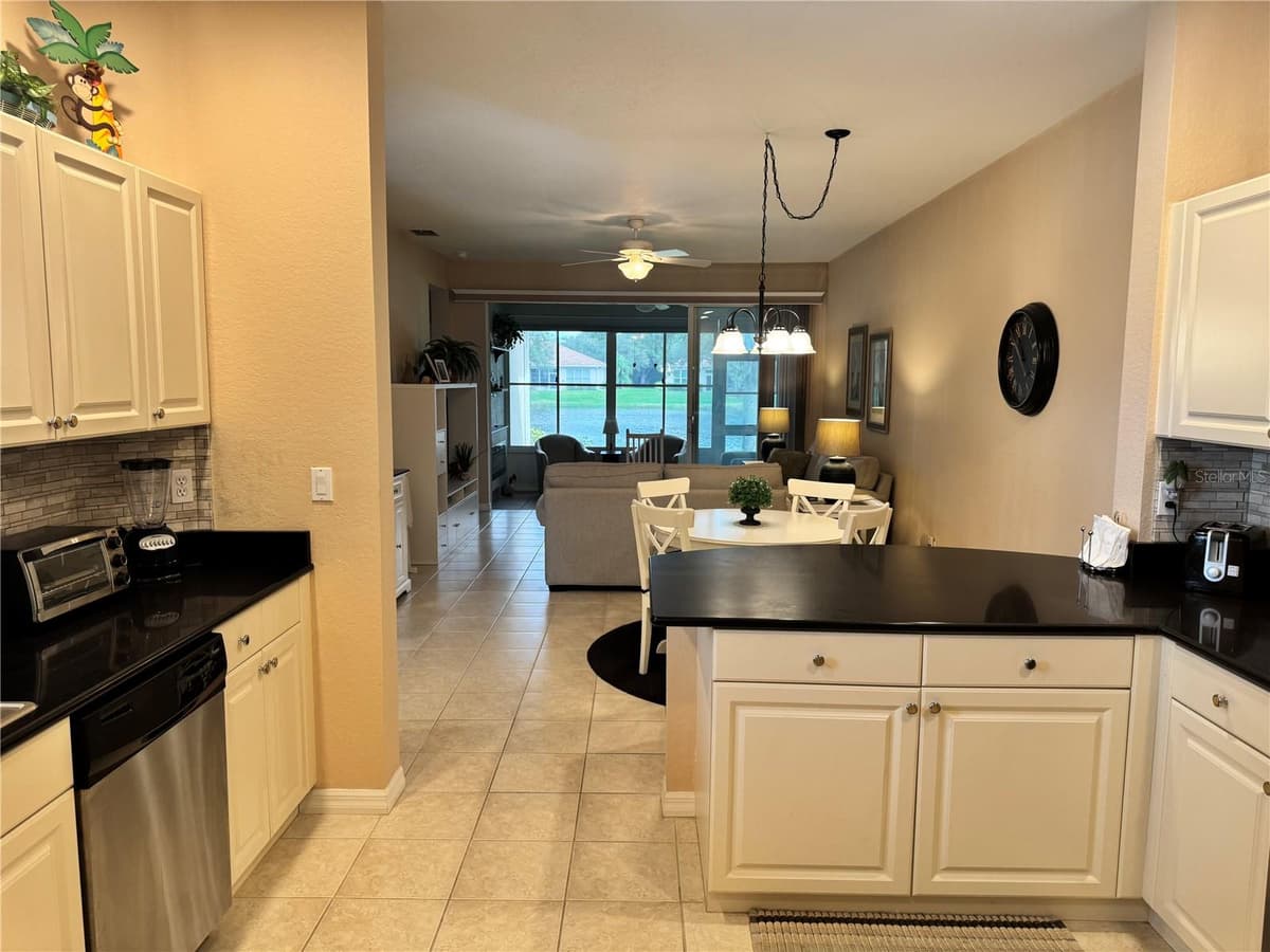 2427 MAGNOLIA CIRCLE — photo 14 of 82