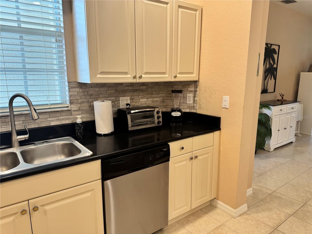 2427 MAGNOLIA CIRCLE — photo 19 of 82